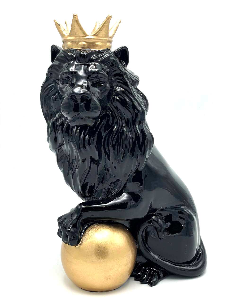 مجسمه شیر تاجدار ایستاده 