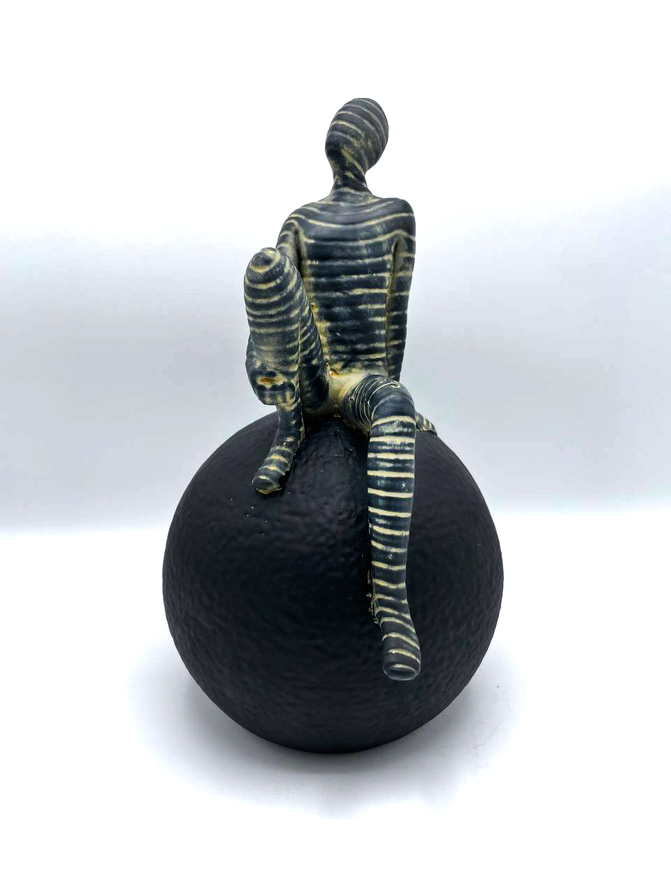 مجسمه مومیایی کره مشکی